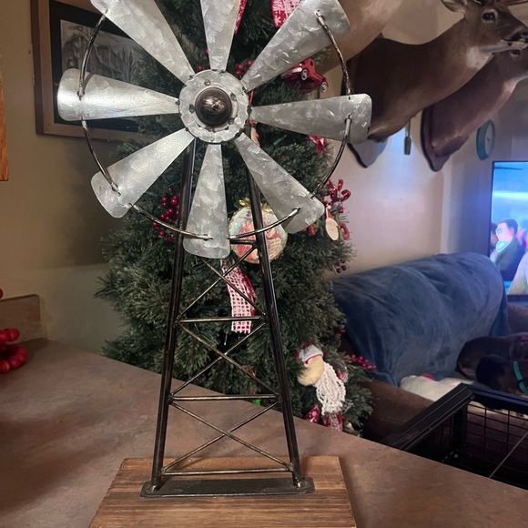 Rustic Windmill Table Decor - Picture 4 of 5